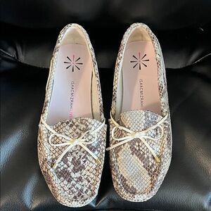 Isaac Mizrahi Women's Snakeskin Pattern Loafers - Cream and Brown